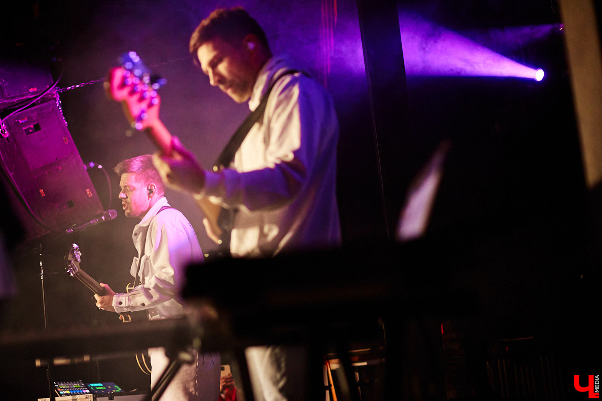 Пятничный танцпол нового концертного бара во Владимире зажгли две яркие местные группы: мечтательные ampLife и горячие ТВОЮЖНАЛЕВО. Как это было — расскажет и покажет «Ключ-Медиа».