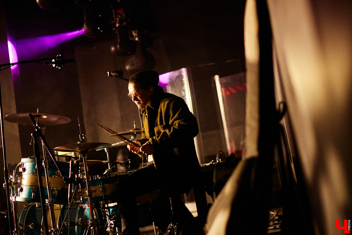 Пятничный танцпол нового концертного бара во Владимире зажгли две яркие местные группы: мечтательные ampLife и горячие ТВОЮЖНАЛЕВО. Как это было — расскажет и покажет «Ключ-Медиа».