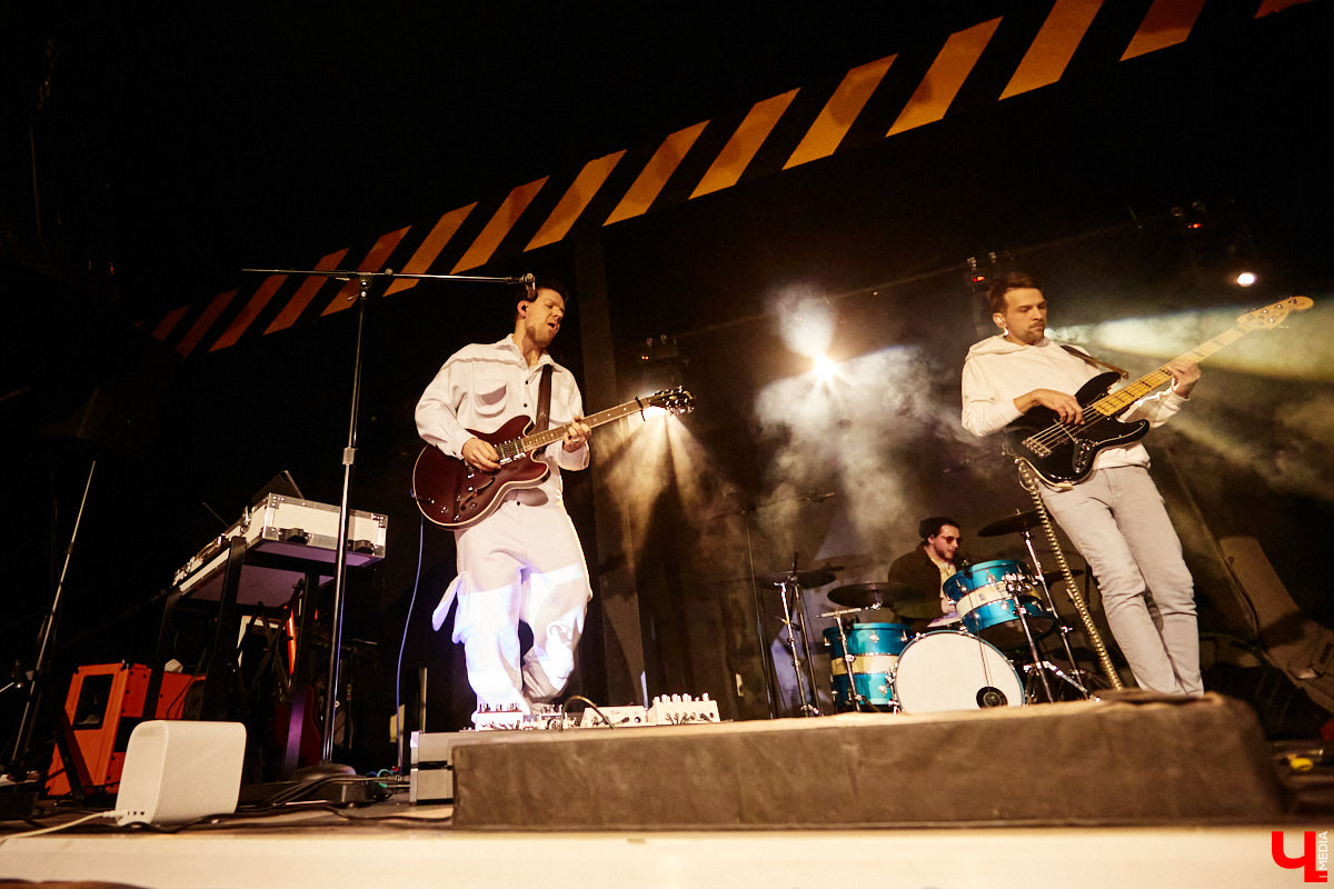 Пятничный танцпол нового концертного бара во Владимире зажгли две яркие местные группы: мечтательные ampLife и горячие ТВОЮЖНАЛЕВО. Как это было — расскажет и покажет «Ключ-Медиа».