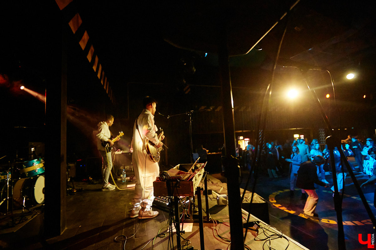 Пятничный танцпол нового концертного бара во Владимире зажгли две яркие местные группы: мечтательные ampLife и горячие ТВОЮЖНАЛЕВО. Как это было — расскажет и покажет «Ключ-Медиа».