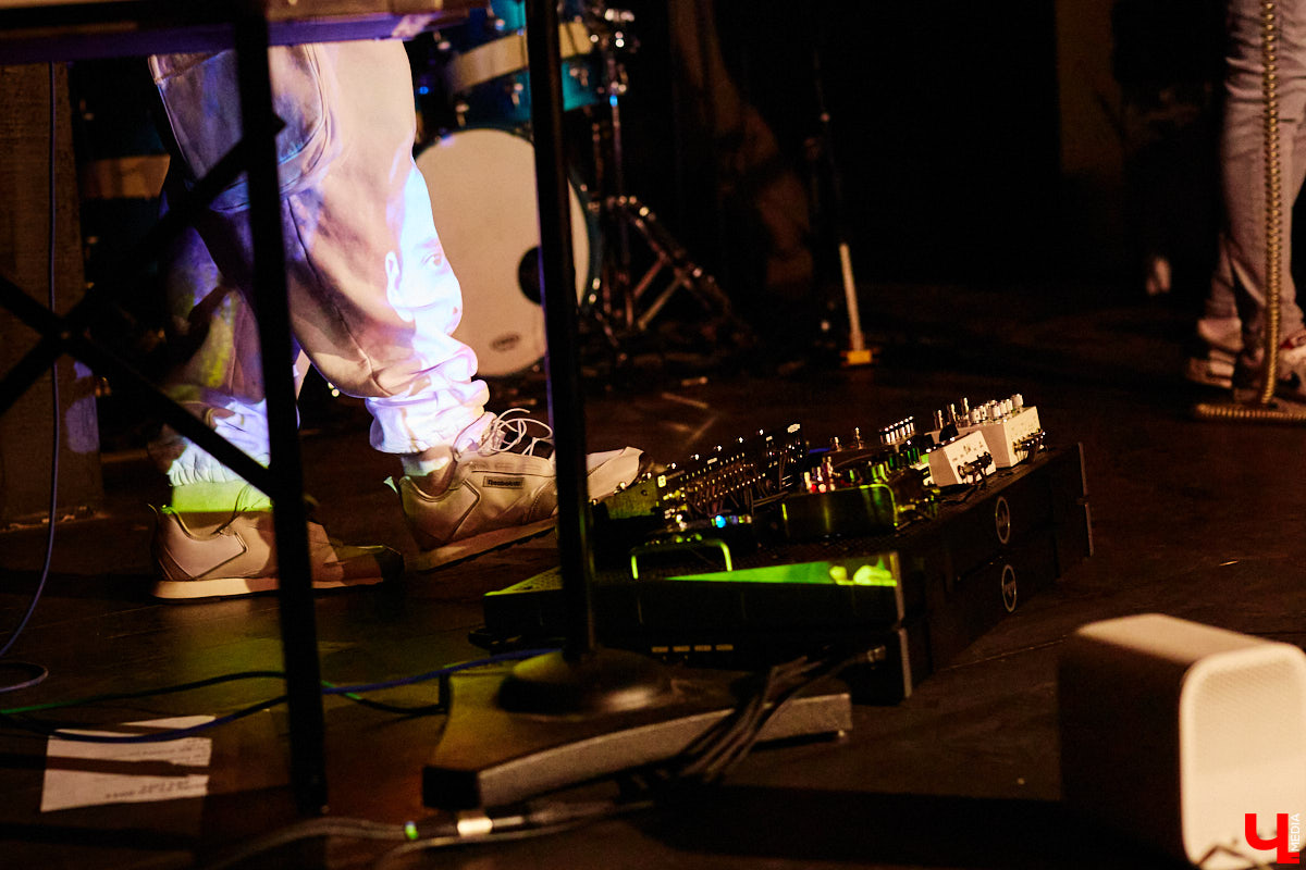 Пятничный танцпол нового концертного бара во Владимире зажгли две яркие местные группы: мечтательные ampLife и горячие ТВОЮЖНАЛЕВО. Как это было — расскажет и покажет «Ключ-Медиа».