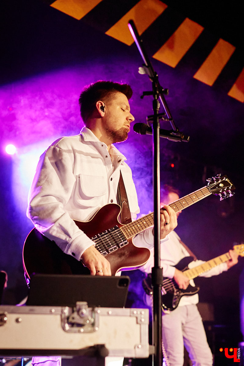 Пятничный танцпол нового концертного бара во Владимире зажгли две яркие местные группы: мечтательные ampLife и горячие ТВОЮЖНАЛЕВО. Как это было — расскажет и покажет «Ключ-Медиа».