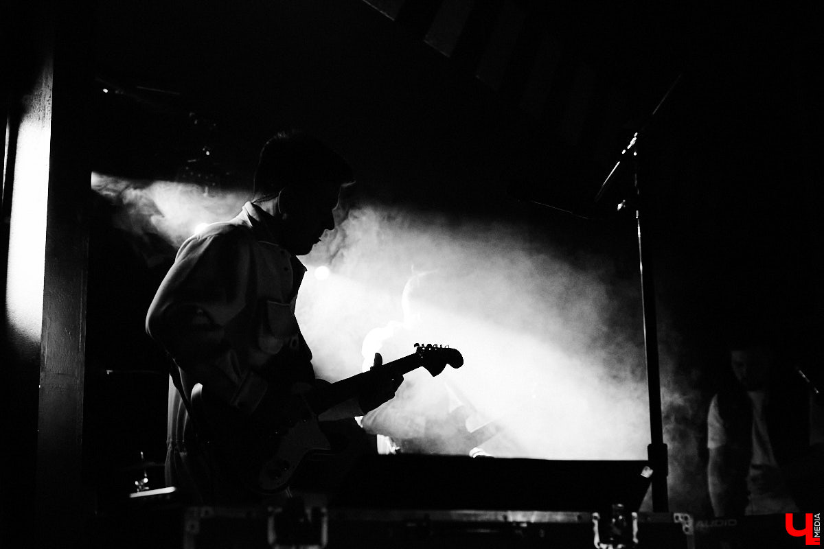 Пятничный танцпол нового концертного бара во Владимире зажгли две яркие местные группы: мечтательные ampLife и горячие ТВОЮЖНАЛЕВО. Как это было — расскажет и покажет «Ключ-Медиа».