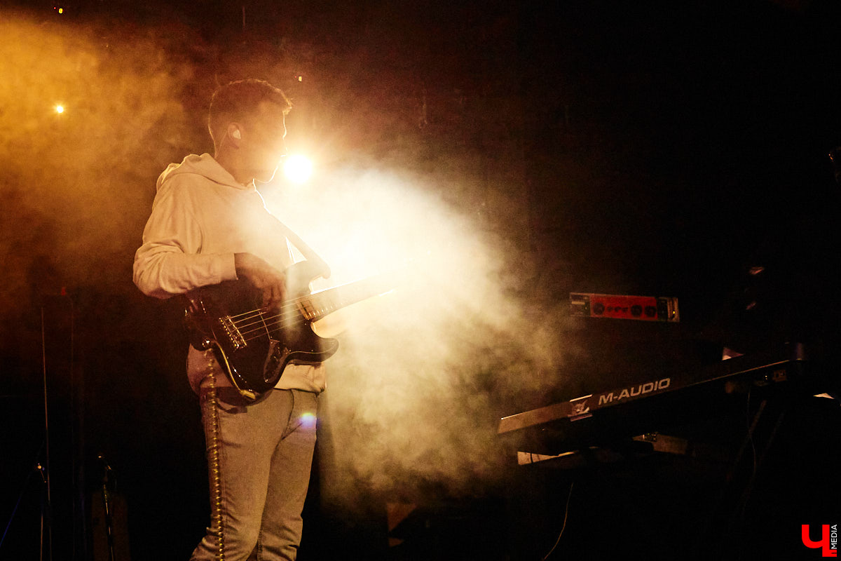 Пятничный танцпол нового концертного бара во Владимире зажгли две яркие местные группы: мечтательные ampLife и горячие ТВОЮЖНАЛЕВО. Как это было — расскажет и покажет «Ключ-Медиа».