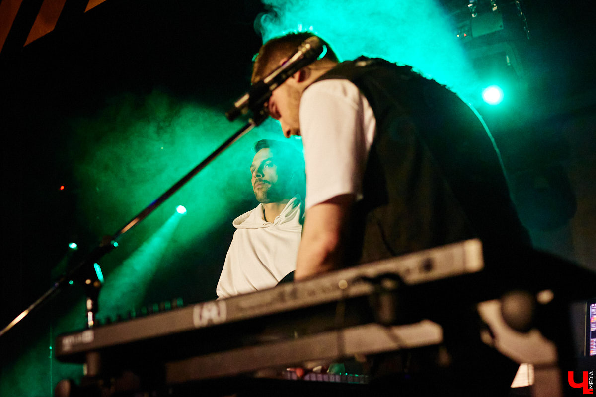 Пятничный танцпол нового концертного бара во Владимире зажгли две яркие местные группы: мечтательные ampLife и горячие ТВОЮЖНАЛЕВО. Как это было — расскажет и покажет «Ключ-Медиа».