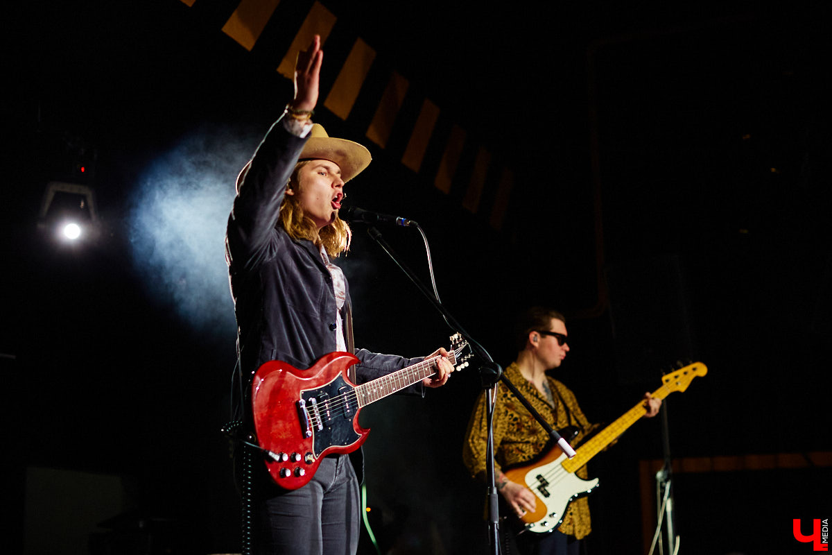 Пятничный танцпол нового концертного бара во Владимире зажгли две яркие местные группы: мечтательные ampLife и горячие ТВОЮЖНАЛЕВО. Как это было — расскажет и покажет «Ключ-Медиа».