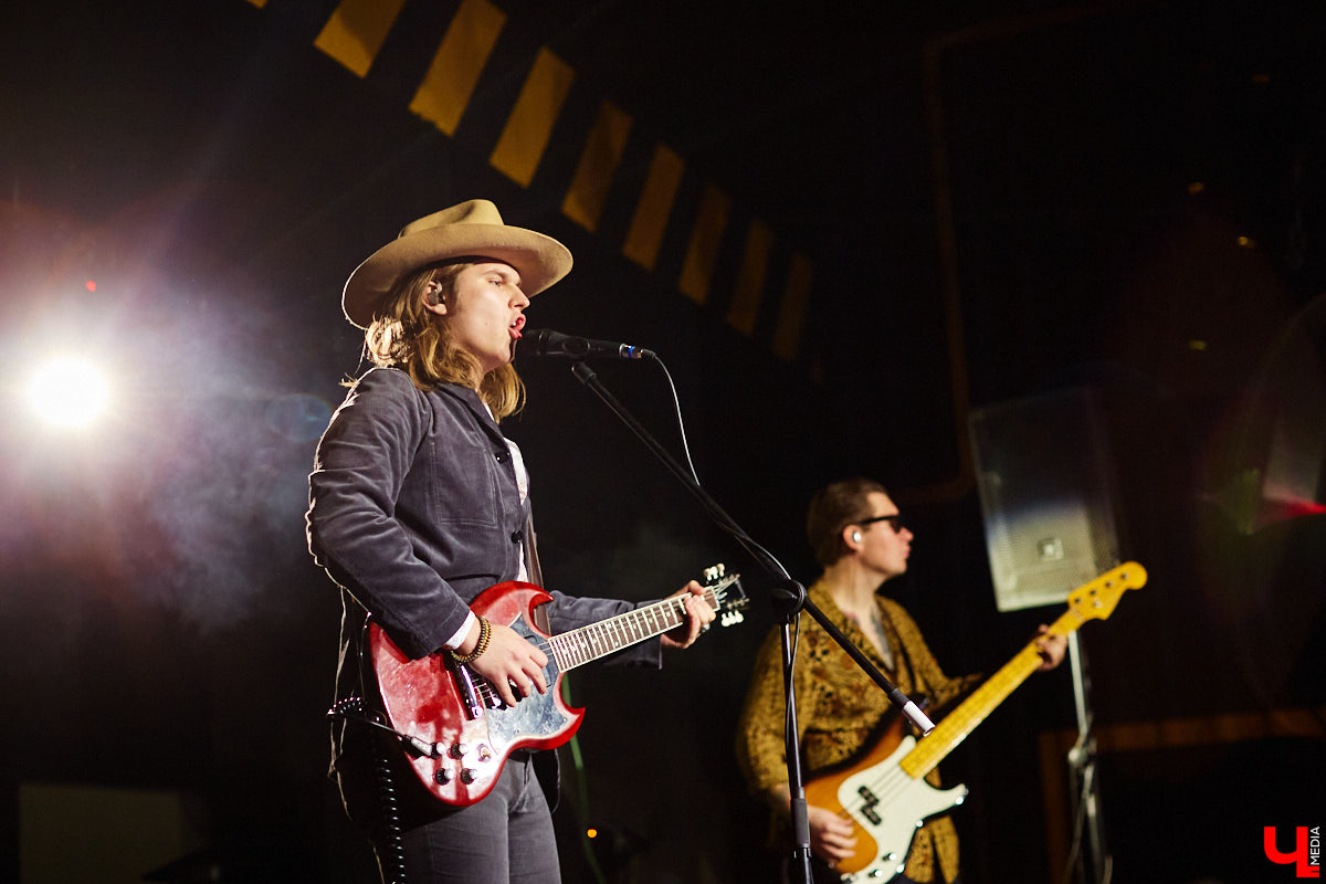 Пятничный танцпол нового концертного бара во Владимире зажгли две яркие местные группы: мечтательные ampLife и горячие ТВОЮЖНАЛЕВО. Как это было — расскажет и покажет «Ключ-Медиа».