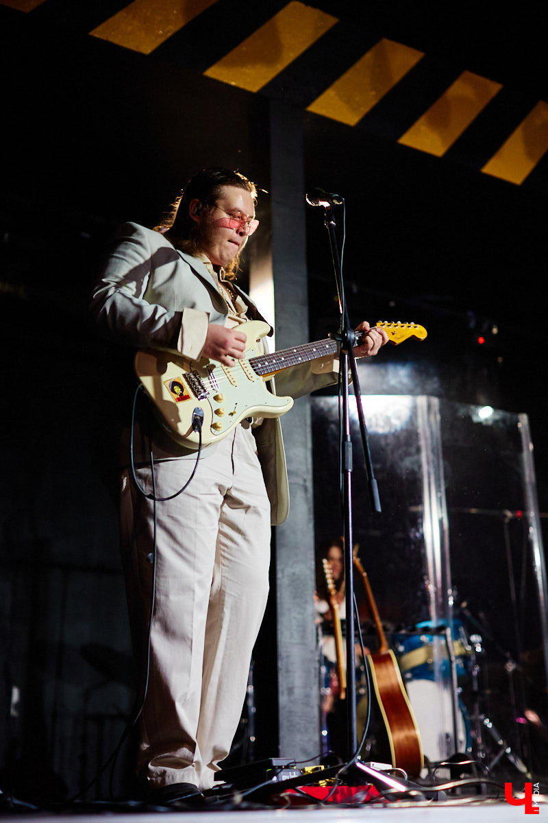 Пятничный танцпол нового концертного бара во Владимире зажгли две яркие местные группы: мечтательные ampLife и горячие ТВОЮЖНАЛЕВО. Как это было — расскажет и покажет «Ключ-Медиа».