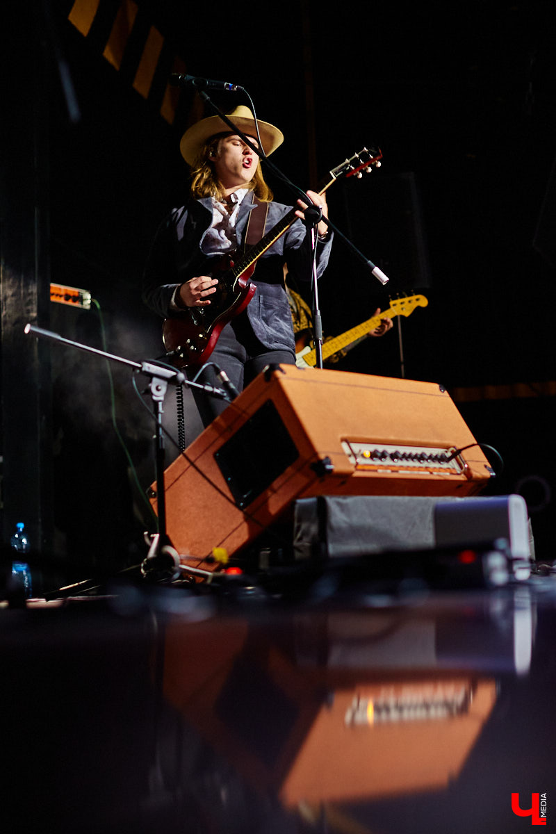 Пятничный танцпол нового концертного бара во Владимире зажгли две яркие местные группы: мечтательные ampLife и горячие ТВОЮЖНАЛЕВО. Как это было — расскажет и покажет «Ключ-Медиа».