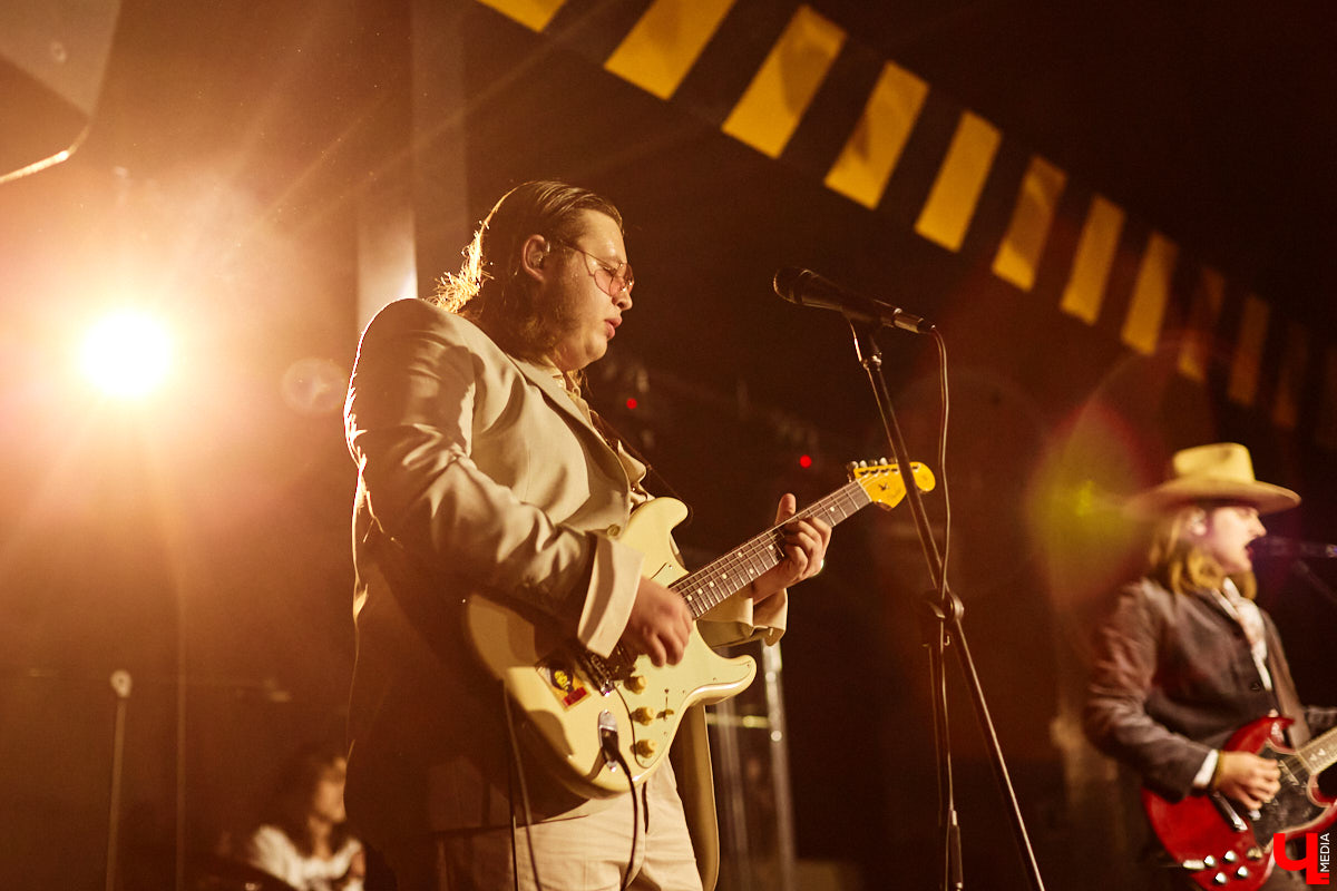 Пятничный танцпол нового концертного бара во Владимире зажгли две яркие местные группы: мечтательные ampLife и горячие ТВОЮЖНАЛЕВО. Как это было — расскажет и покажет «Ключ-Медиа».