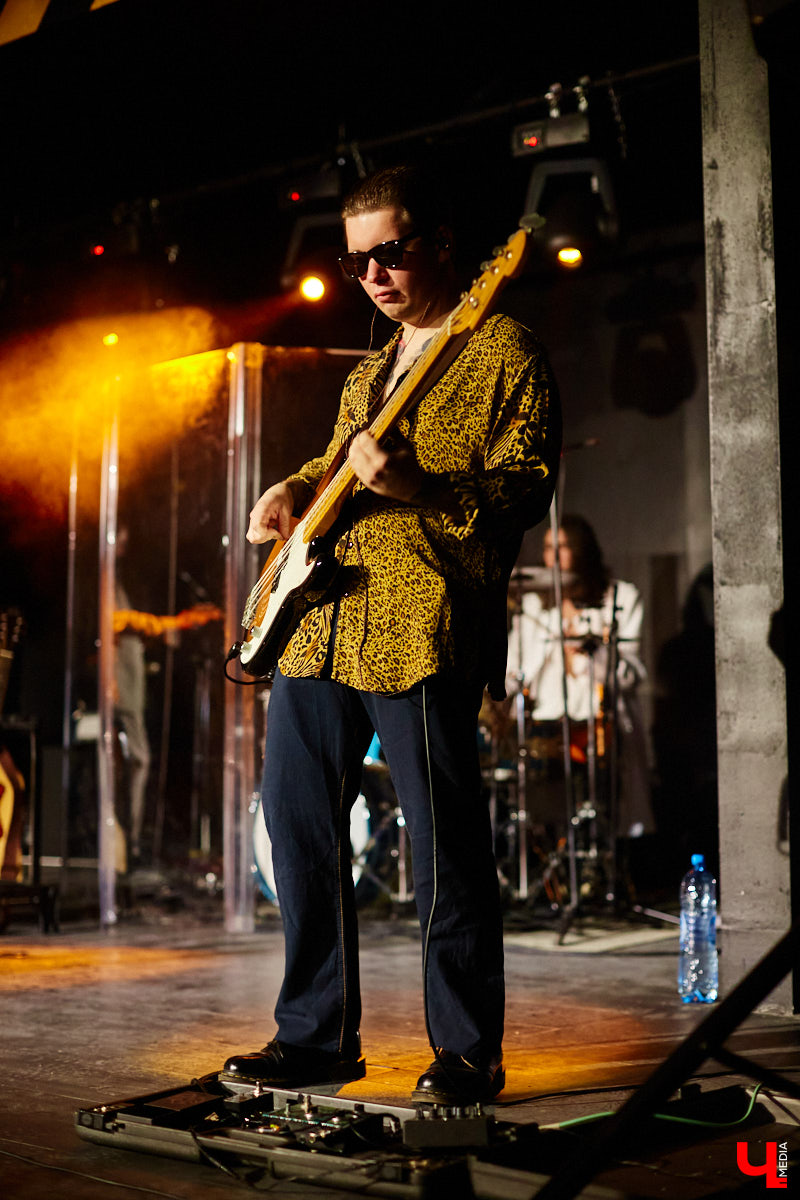 Пятничный танцпол нового концертного бара во Владимире зажгли две яркие местные группы: мечтательные ampLife и горячие ТВОЮЖНАЛЕВО. Как это было — расскажет и покажет «Ключ-Медиа».