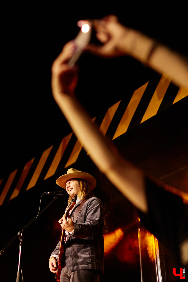 Пятничный танцпол нового концертного бара во Владимире зажгли две яркие местные группы: мечтательные ampLife и горячие ТВОЮЖНАЛЕВО. Как это было — расскажет и покажет «Ключ-Медиа».