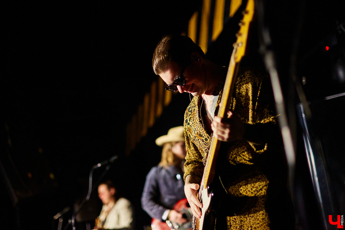 Пятничный танцпол нового концертного бара во Владимире зажгли две яркие местные группы: мечтательные ampLife и горячие ТВОЮЖНАЛЕВО. Как это было — расскажет и покажет «Ключ-Медиа».