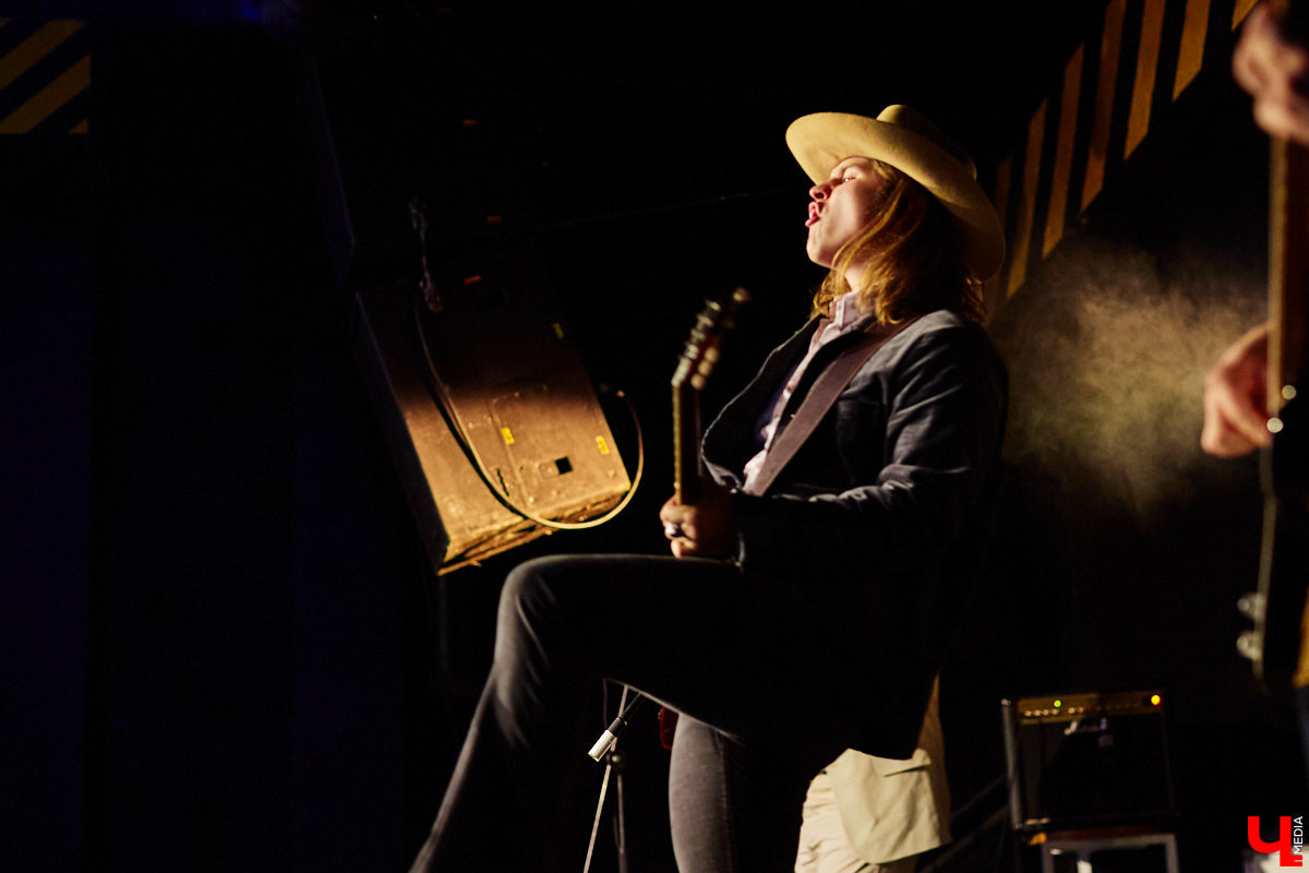 Пятничный танцпол нового концертного бара во Владимире зажгли две яркие местные группы: мечтательные ampLife и горячие ТВОЮЖНАЛЕВО. Как это было — расскажет и покажет «Ключ-Медиа».