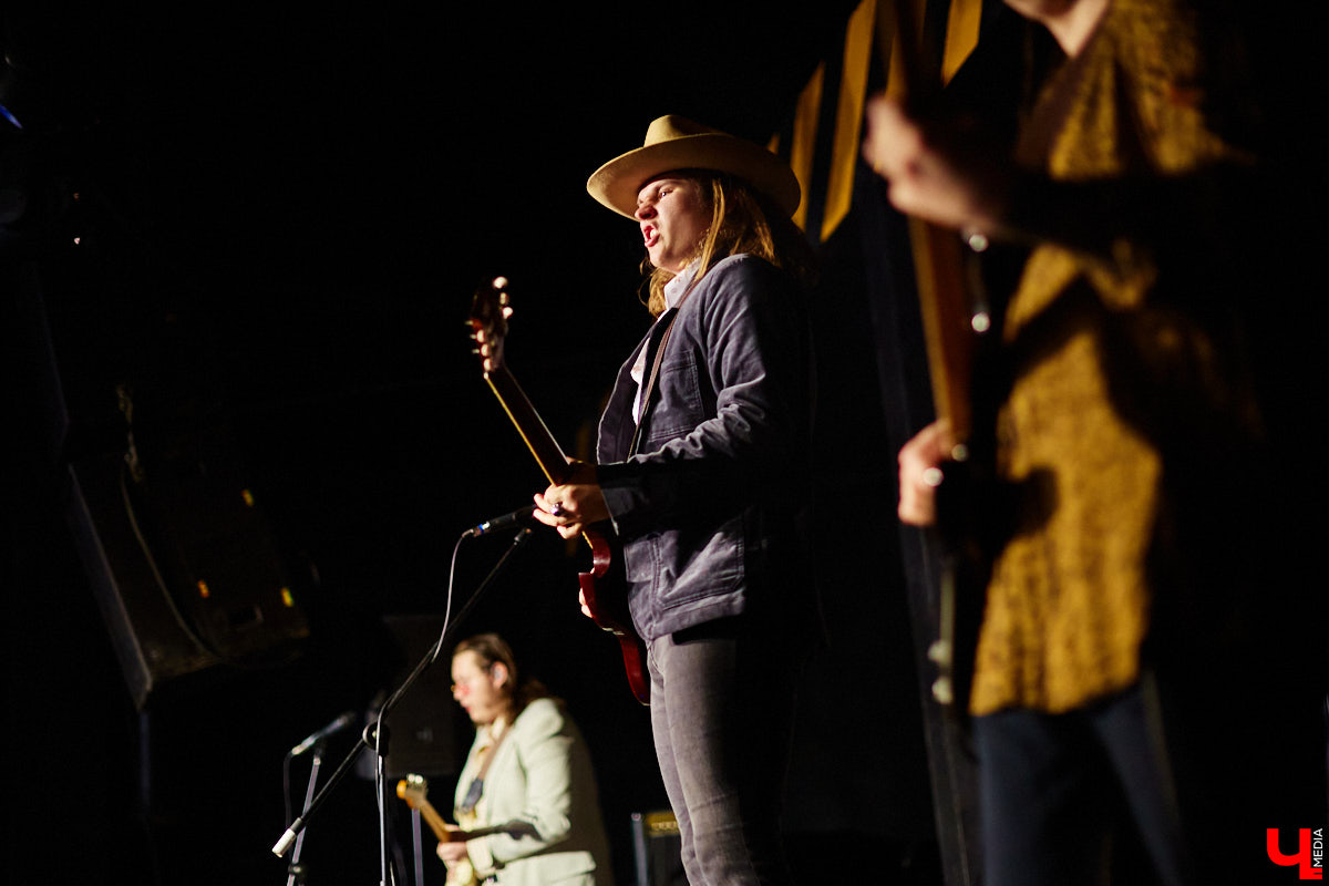 Пятничный танцпол нового концертного бара во Владимире зажгли две яркие местные группы: мечтательные ampLife и горячие ТВОЮЖНАЛЕВО. Как это было — расскажет и покажет «Ключ-Медиа».