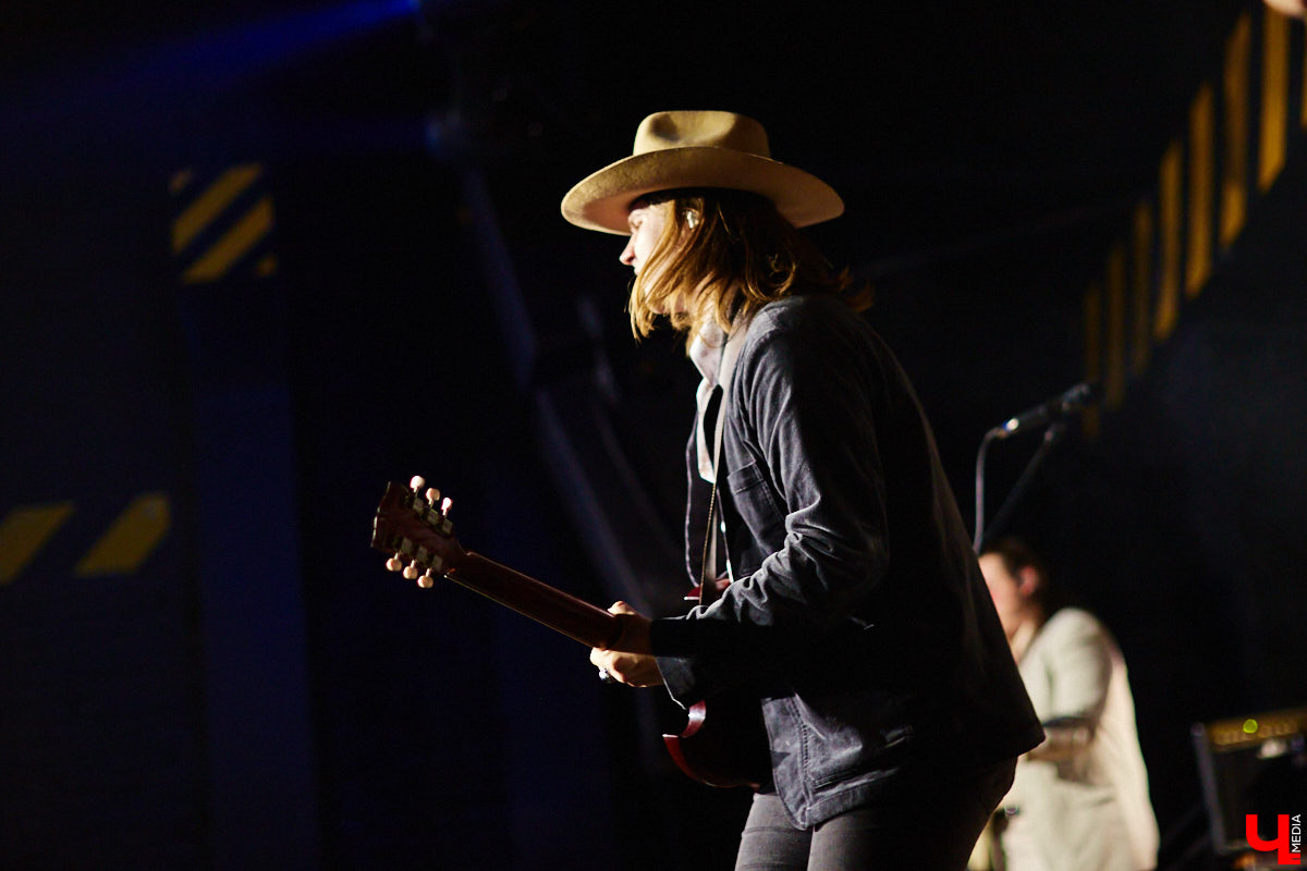 Пятничный танцпол нового концертного бара во Владимире зажгли две яркие местные группы: мечтательные ampLife и горячие ТВОЮЖНАЛЕВО. Как это было — расскажет и покажет «Ключ-Медиа».