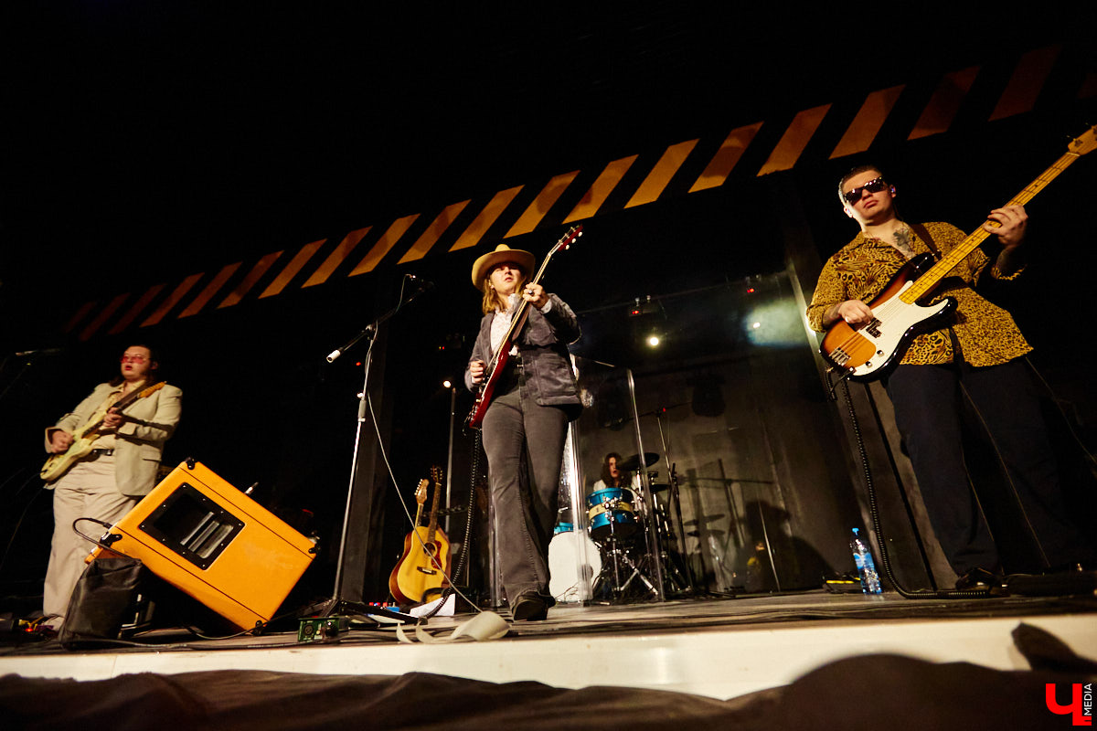 Пятничный танцпол нового концертного бара во Владимире зажгли две яркие местные группы: мечтательные ampLife и горячие ТВОЮЖНАЛЕВО. Как это было — расскажет и покажет «Ключ-Медиа».