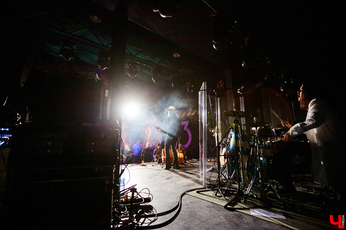 Пятничный танцпол нового концертного бара во Владимире зажгли две яркие местные группы: мечтательные ampLife и горячие ТВОЮЖНАЛЕВО. Как это было — расскажет и покажет «Ключ-Медиа».