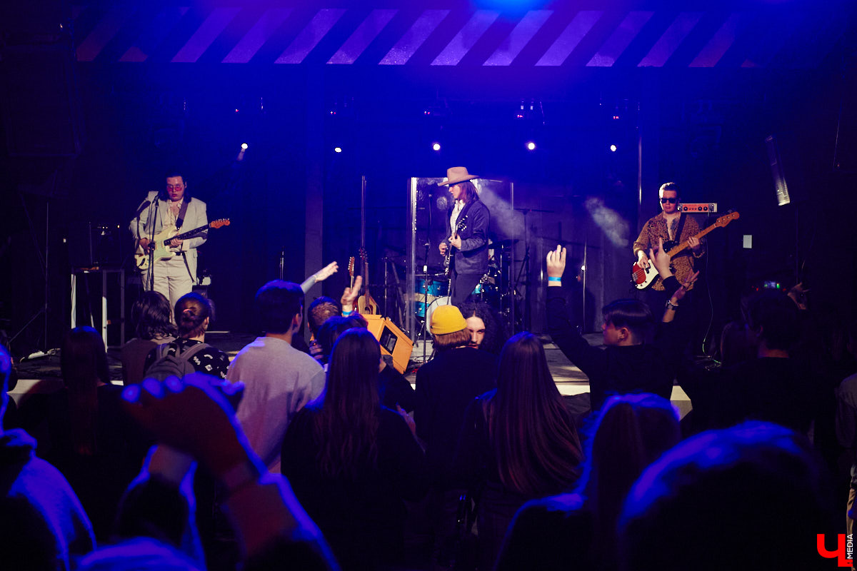 Пятничный танцпол нового концертного бара во Владимире зажгли две яркие местные группы: мечтательные ampLife и горячие ТВОЮЖНАЛЕВО. Как это было — расскажет и покажет «Ключ-Медиа».