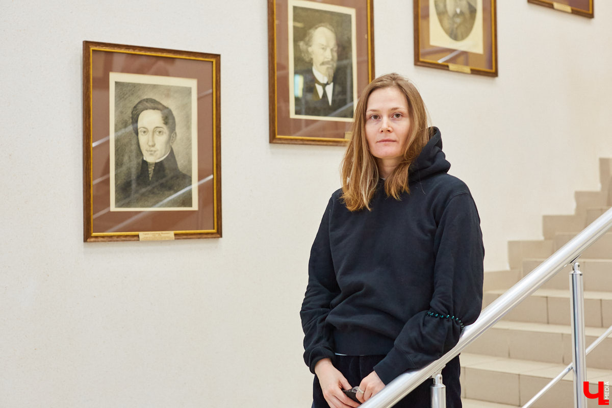 В минувшие выходные во Владимире прошел первый книжный фестиваль «Китоврас». Его гостями стали российские писатели, критики, издатели, просветители и культурологи. В том числе, с презентацией книги «Рана» приезжала и Оксана Васякина — поэтесса, эссеистка, лауреатка первой степени премии «Лицей». «Ключ-Медиа» тоже посетил мероприятие и поговорил с писательницей о «Ране» и включенных в нее смыслах.