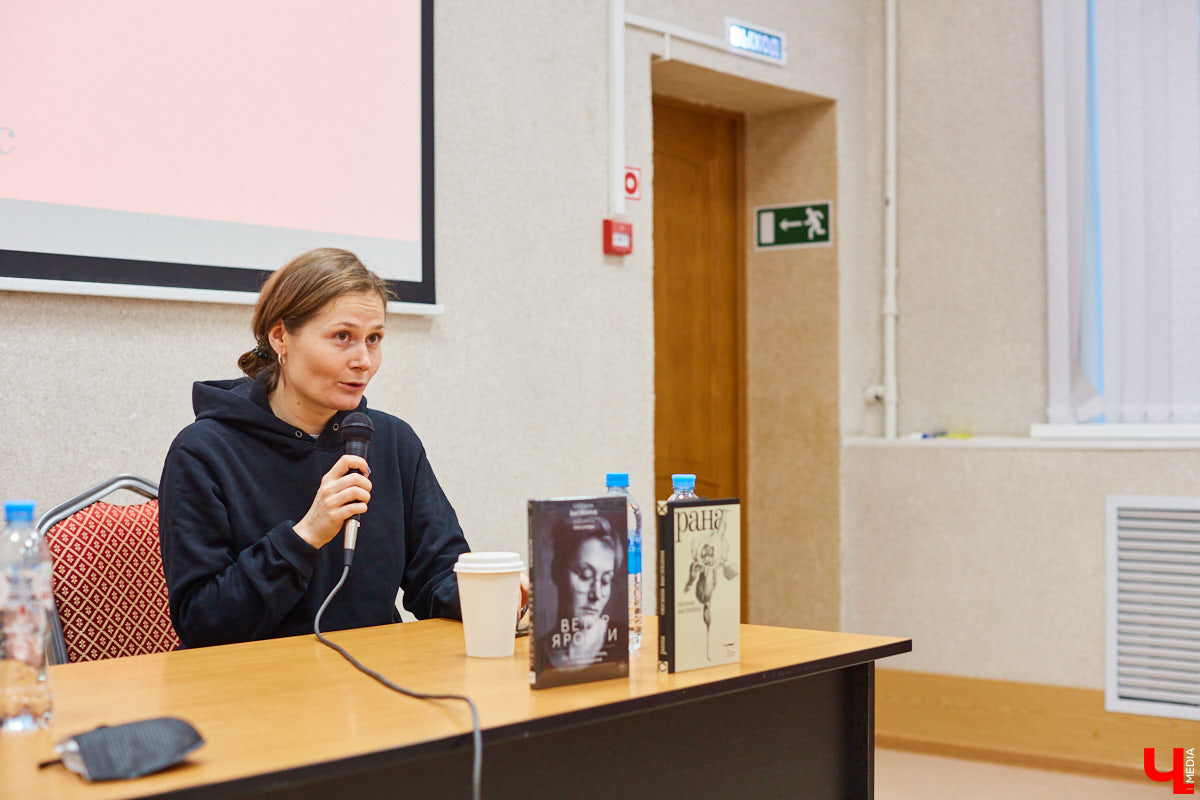 В минувшие выходные во Владимире прошел первый книжный фестиваль «Китоврас». Его гостями стали российские писатели, критики, издатели, просветители и культурологи. В том числе, с презентацией книги «Рана» приезжала и Оксана Васякина — поэтесса, эссеистка, лауреатка первой степени премии «Лицей». «Ключ-Медиа» тоже посетил мероприятие и поговорил с писательницей о «Ране» и включенных в нее смыслах.