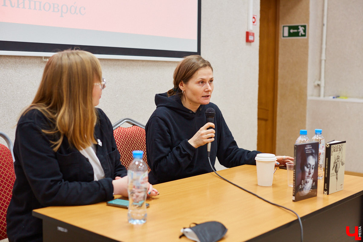 В минувшие выходные во Владимире прошел первый книжный фестиваль «Китоврас». Его гостями стали российские писатели, критики, издатели, просветители и культурологи. В том числе, с презентацией книги «Рана» приезжала и Оксана Васякина — поэтесса, эссеистка, лауреатка первой степени премии «Лицей». «Ключ-Медиа» тоже посетил мероприятие и поговорил с писательницей о «Ране» и включенных в нее смыслах.