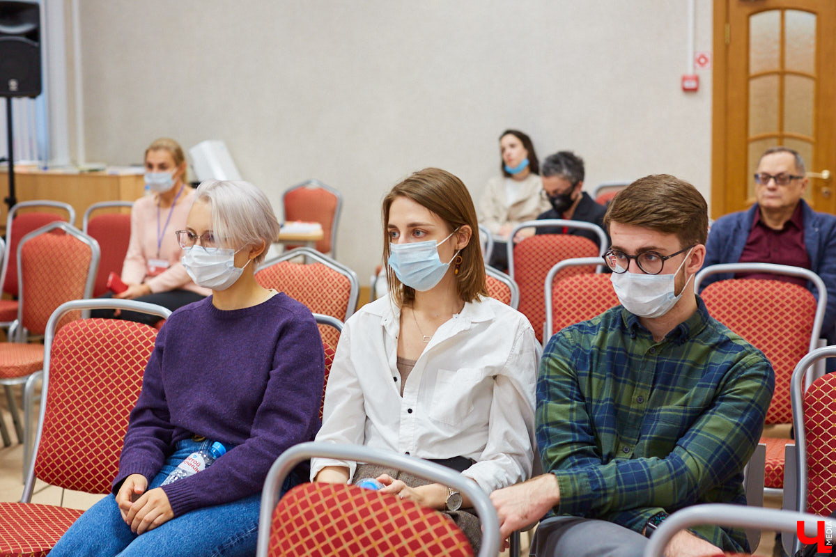 В минувшие выходные во Владимире прошел первый книжный фестиваль «Китоврас». Его гостями стали российские писатели, критики, издатели, просветители и культурологи. В том числе, с презентацией книги «Рана» приезжала и Оксана Васякина — поэтесса, эссеистка, лауреатка первой степени премии «Лицей». «Ключ-Медиа» тоже посетил мероприятие и поговорил с писательницей о «Ране» и включенных в нее смыслах.