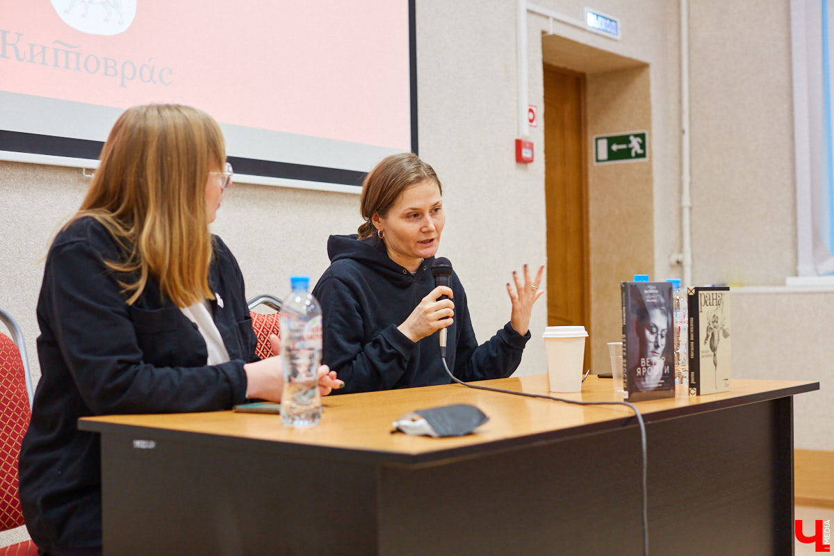 В минувшие выходные во Владимире прошел первый книжный фестиваль «Китоврас». Его гостями стали российские писатели, критики, издатели, просветители и культурологи. В том числе, с презентацией книги «Рана» приезжала и Оксана Васякина — поэтесса, эссеистка, лауреатка первой степени премии «Лицей». «Ключ-Медиа» тоже посетил мероприятие и поговорил с писательницей о «Ране» и включенных в нее смыслах.