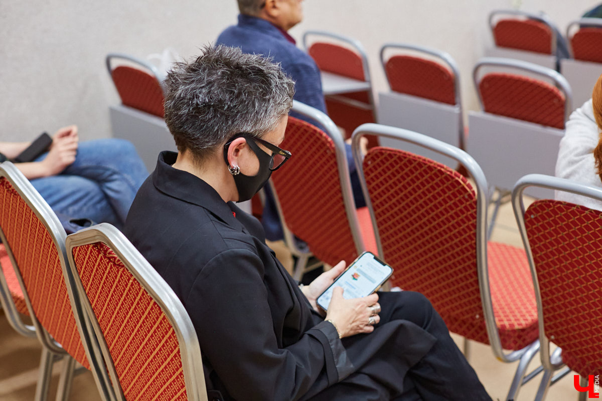 В минувшие выходные во Владимире прошел первый книжный фестиваль «Китоврас». Его гостями стали российские писатели, критики, издатели, просветители и культурологи. В том числе, с презентацией книги «Рана» приезжала и Оксана Васякина — поэтесса, эссеистка, лауреатка первой степени премии «Лицей». «Ключ-Медиа» тоже посетил мероприятие и поговорил с писательницей о «Ране» и включенных в нее смыслах.