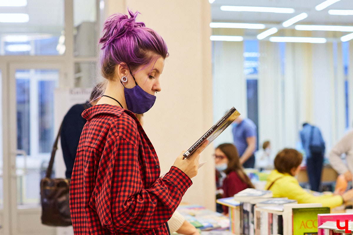 В минувшие выходные во Владимире прошел первый книжный фестиваль «Китоврас». Его гостями стали российские писатели, критики, издатели, просветители и культурологи. В том числе, с презентацией книги «Рана» приезжала и Оксана Васякина — поэтесса, эссеистка, лауреатка первой степени премии «Лицей». «Ключ-Медиа» тоже посетил мероприятие и поговорил с писательницей о «Ране» и включенных в нее смыслах.