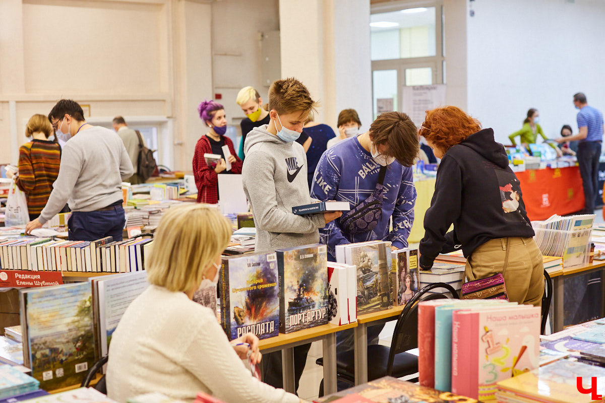 В минувшие выходные во Владимире прошел первый книжный фестиваль «Китоврас». Его гостями стали российские писатели, критики, издатели, просветители и культурологи. В том числе, с презентацией книги «Рана» приезжала и Оксана Васякина — поэтесса, эссеистка, лауреатка первой степени премии «Лицей». «Ключ-Медиа» тоже посетил мероприятие и поговорил с писательницей о «Ране» и включенных в нее смыслах.