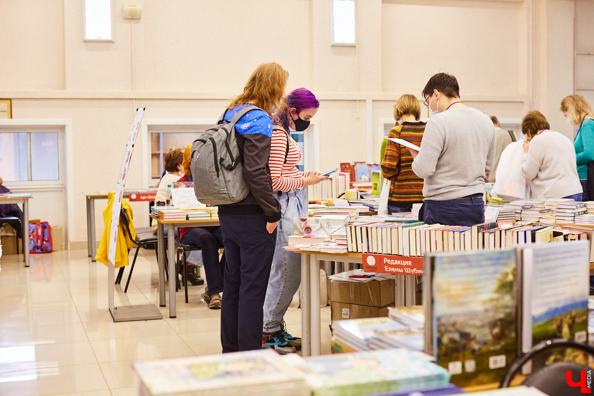 В минувшие выходные во Владимире прошел первый книжный фестиваль «Китоврас». Его гостями стали российские писатели, критики, издатели, просветители и культурологи. В том числе, с презентацией книги «Рана» приезжала и Оксана Васякина — поэтесса, эссеистка, лауреатка первой степени премии «Лицей». «Ключ-Медиа» тоже посетил мероприятие и поговорил с писательницей о «Ране» и включенных в нее смыслах.