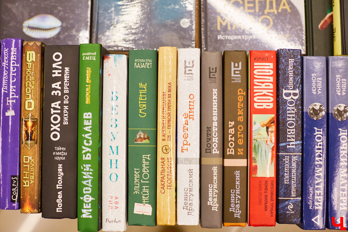 В минувшие выходные во Владимире прошел первый книжный фестиваль «Китоврас». Его гостями стали российские писатели, критики, издатели, просветители и культурологи. В том числе, с презентацией книги «Рана» приезжала и Оксана Васякина — поэтесса, эссеистка, лауреатка первой степени премии «Лицей». «Ключ-Медиа» тоже посетил мероприятие и поговорил с писательницей о «Ране» и включенных в нее смыслах.