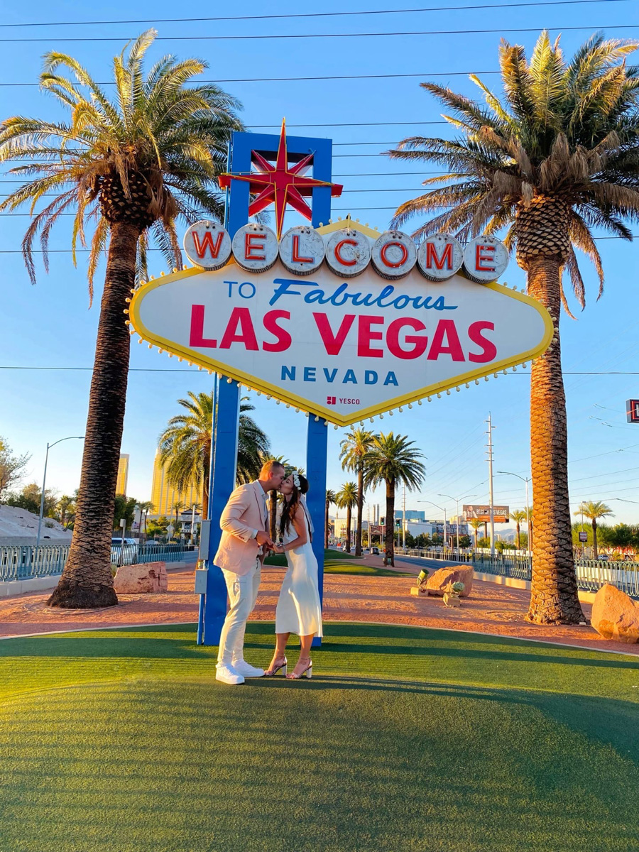 Если жених и невеста прекрасно понимают друг друга, совместными усилиями создается уникальное свадебное мероприятие. Например, путешествие по Америке с росписью в звездной «A Little White Chapel» или элегантная церемония на берегу озера Комо в Италии.