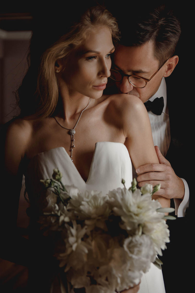 Если жених и невеста прекрасно понимают друг друга, совместными усилиями создается уникальное свадебное мероприятие. Например, путешествие по Америке с росписью в звездной «A Little White Chapel» или элегантная церемония на берегу озера Комо в Италии.