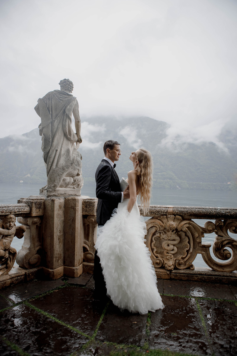 Если жених и невеста прекрасно понимают друг друга, совместными усилиями создается уникальное свадебное мероприятие. Например, путешествие по Америке с росписью в звездной «A Little White Chapel» или элегантная церемония на берегу озера Комо в Италии.