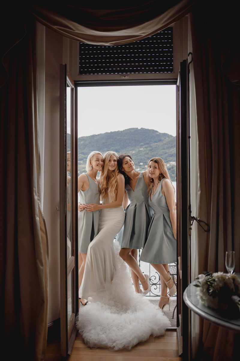 Если жених и невеста прекрасно понимают друг друга, совместными усилиями создается уникальное свадебное мероприятие. Например, путешествие по Америке с росписью в звездной «A Little White Chapel» или элегантная церемония на берегу озера Комо в Италии.