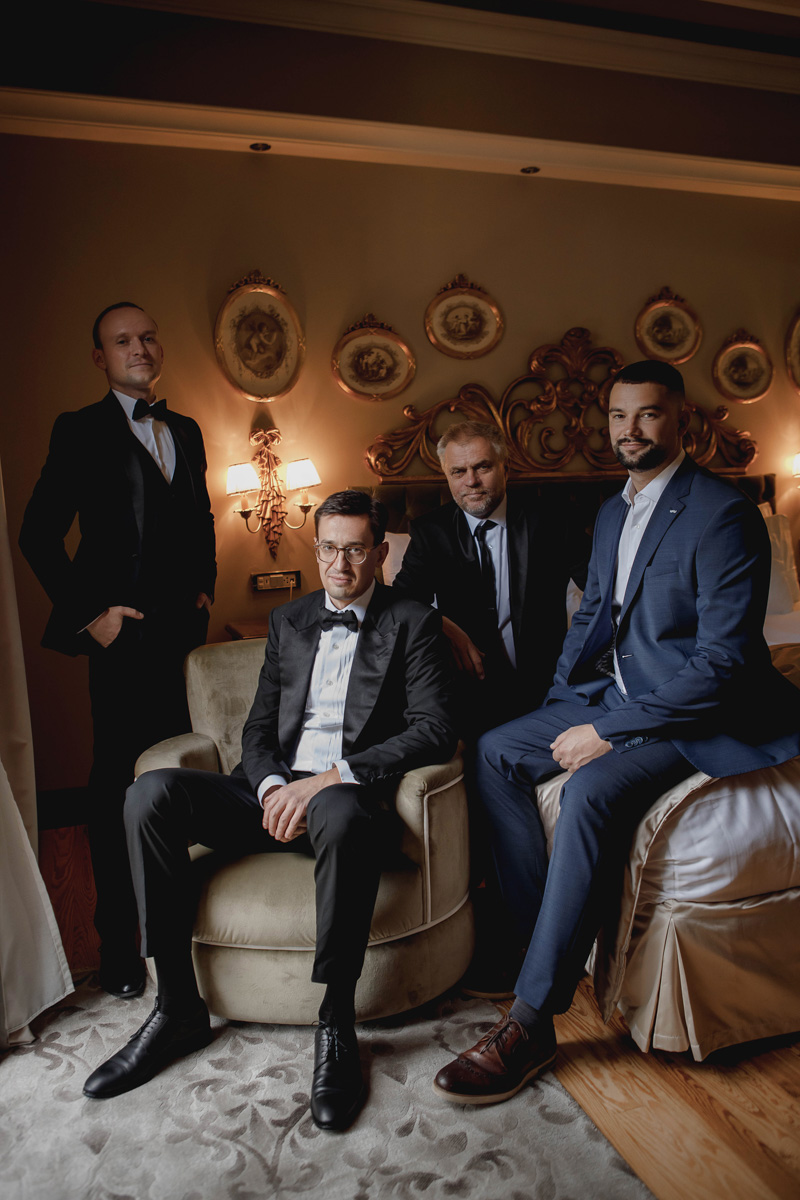 Если жених и невеста прекрасно понимают друг друга, совместными усилиями создается уникальное свадебное мероприятие. Например, путешествие по Америке с росписью в звездной «A Little White Chapel» или элегантная церемония на берегу озера Комо в Италии.