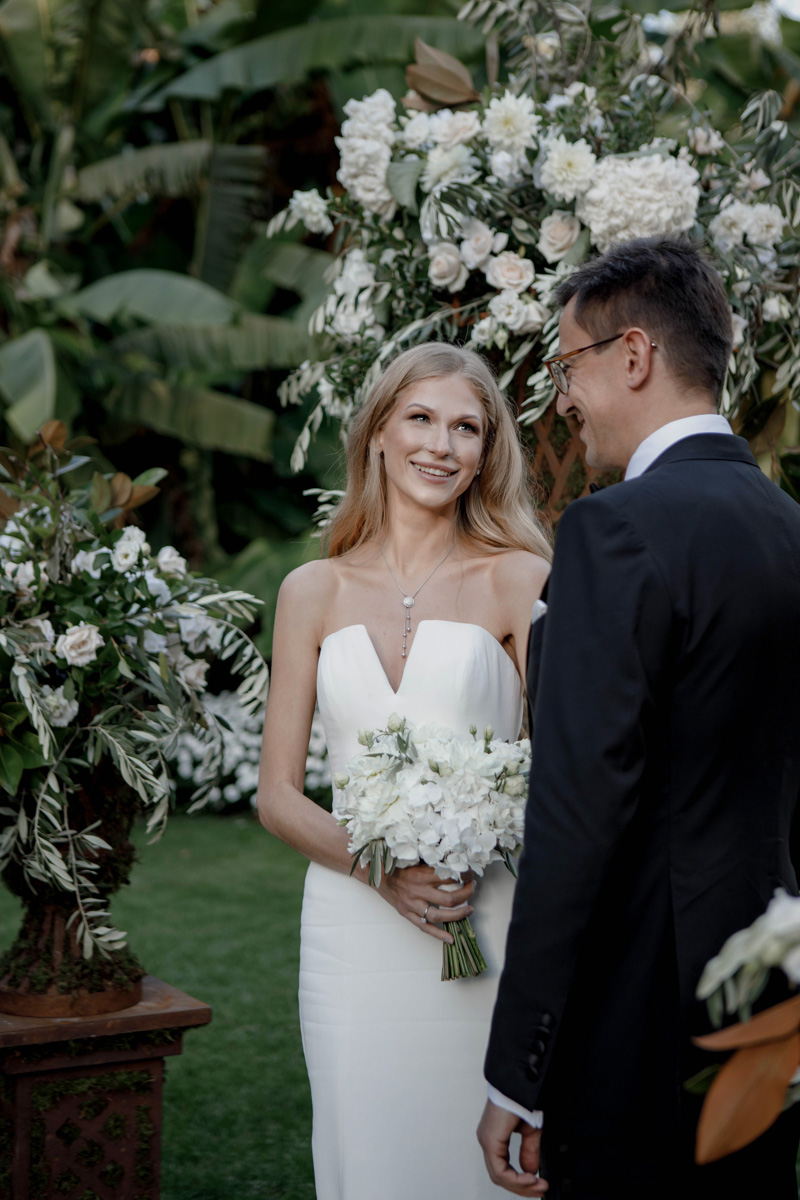 Если жених и невеста прекрасно понимают друг друга, совместными усилиями создается уникальное свадебное мероприятие. Например, путешествие по Америке с росписью в звездной «A Little White Chapel» или элегантная церемония на берегу озера Комо в Италии.