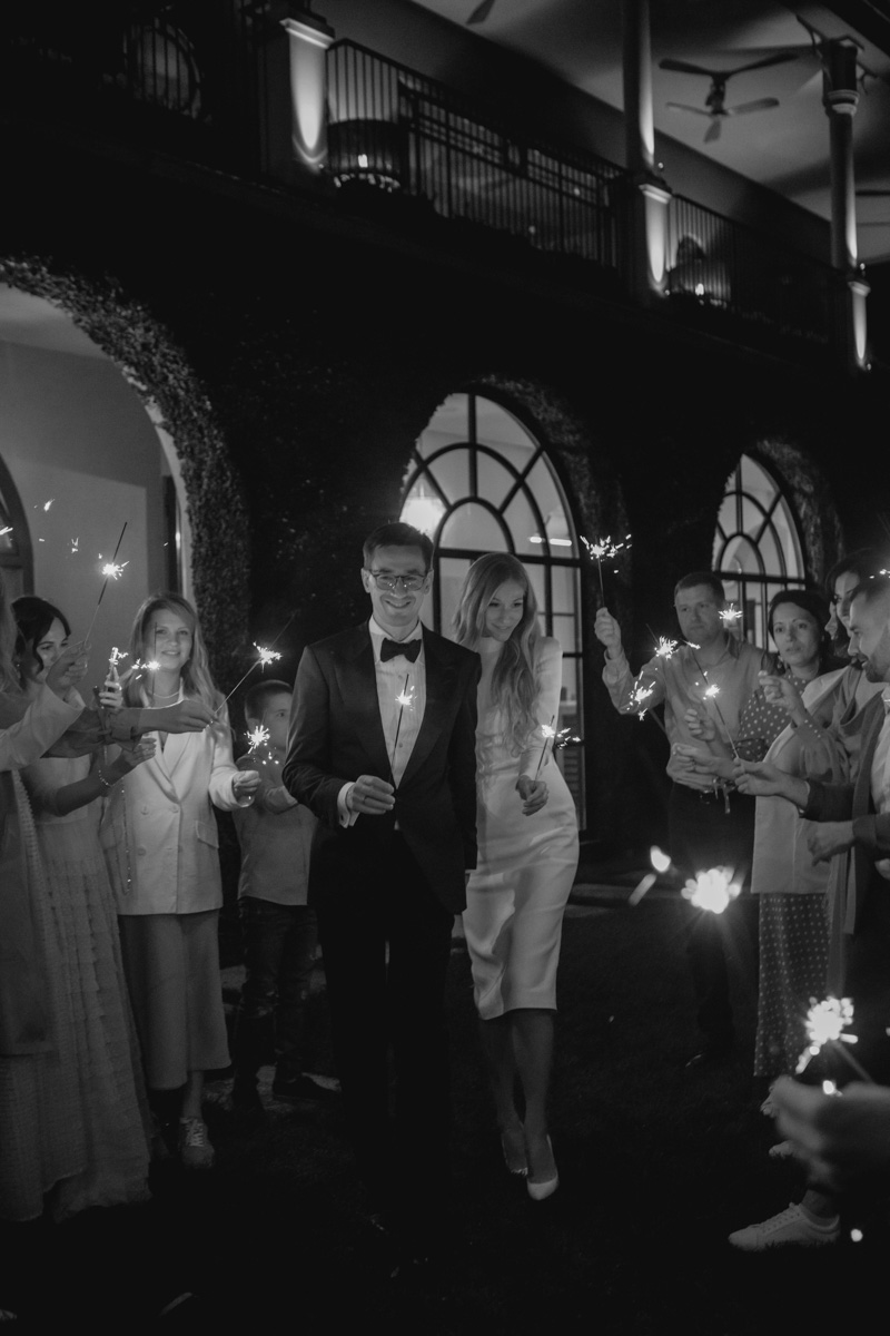 Если жених и невеста прекрасно понимают друг друга, совместными усилиями создается уникальное свадебное мероприятие. Например, путешествие по Америке с росписью в звездной «A Little White Chapel» или элегантная церемония на берегу озера Комо в Италии.