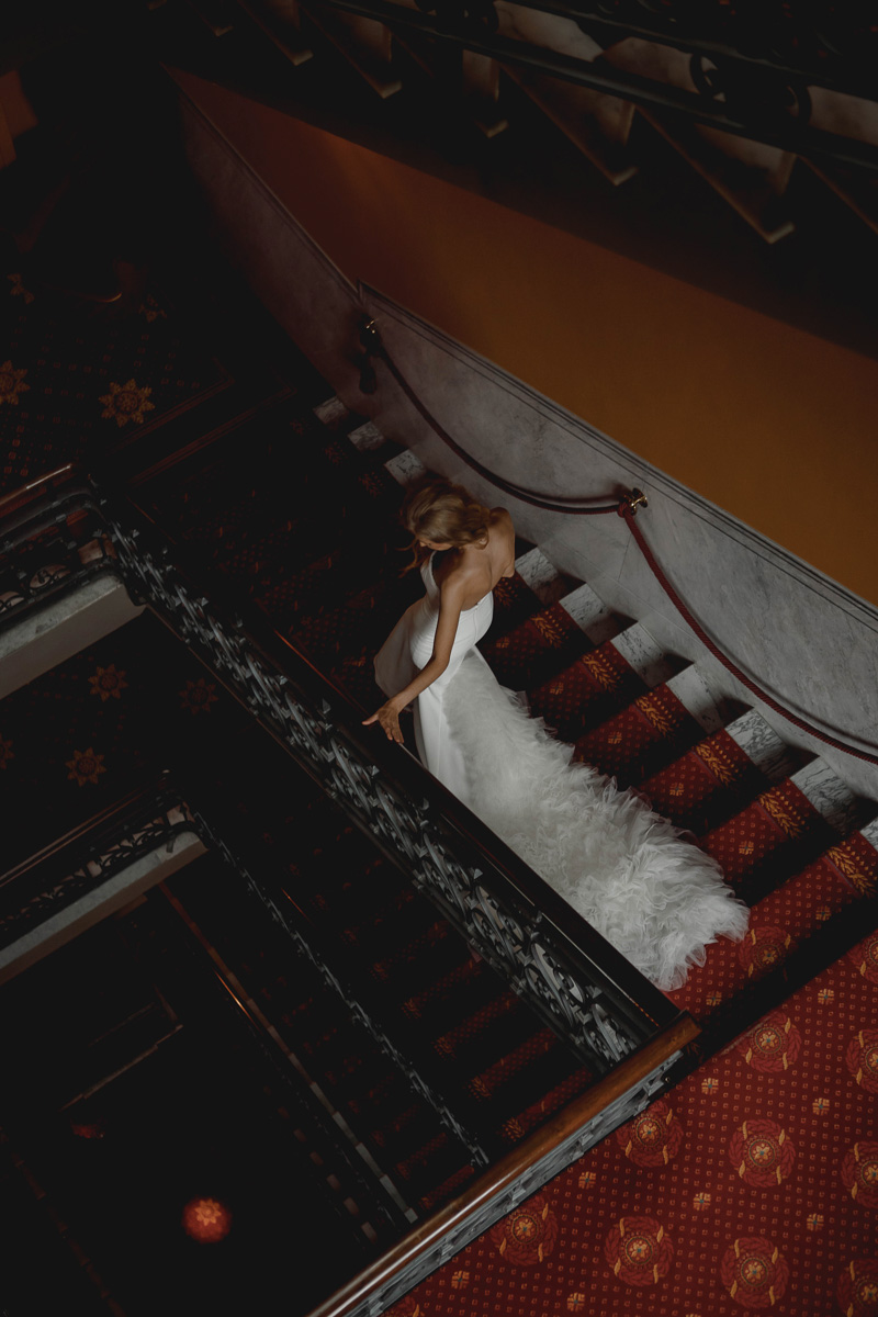 Если жених и невеста прекрасно понимают друг друга, совместными усилиями создается уникальное свадебное мероприятие. Например, путешествие по Америке с росписью в звездной «A Little White Chapel» или элегантная церемония на берегу озера Комо в Италии.