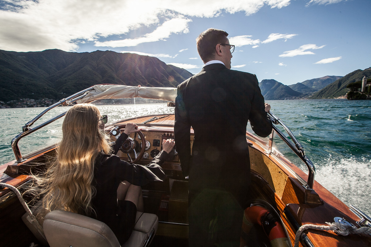 Если жених и невеста прекрасно понимают друг друга, совместными усилиями создается уникальное свадебное мероприятие. Например, путешествие по Америке с росписью в звездной «A Little White Chapel» или элегантная церемония на берегу озера Комо в Италии.