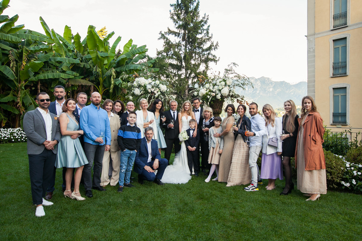 Если жених и невеста прекрасно понимают друг друга, совместными усилиями создается уникальное свадебное мероприятие. Например, путешествие по Америке с росписью в звездной «A Little White Chapel» или элегантная церемония на берегу озера Комо в Италии.