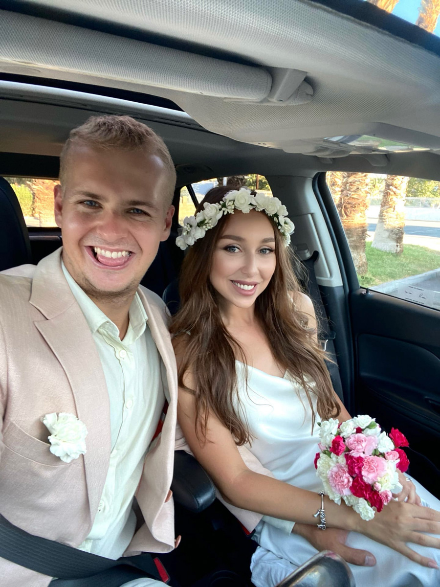 Если жених и невеста прекрасно понимают друг друга, совместными усилиями создается уникальное свадебное мероприятие. Например, путешествие по Америке с росписью в звездной «A Little White Chapel» или элегантная церемония на берегу озера Комо в Италии.