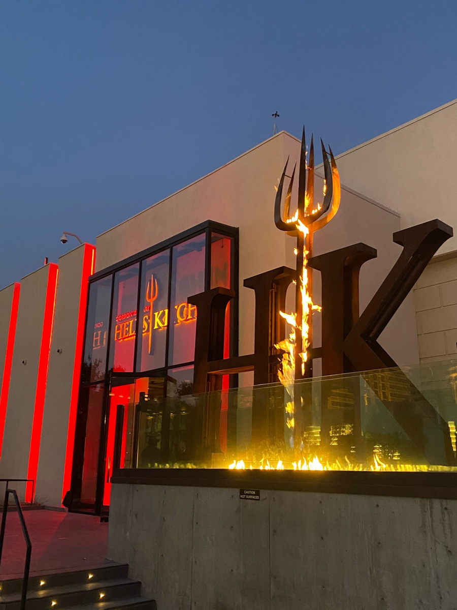 Если жених и невеста прекрасно понимают друг друга, совместными усилиями создается уникальное свадебное мероприятие. Например, путешествие по Америке с росписью в звездной «A Little White Chapel» или элегантная церемония на берегу озера Комо в Италии.