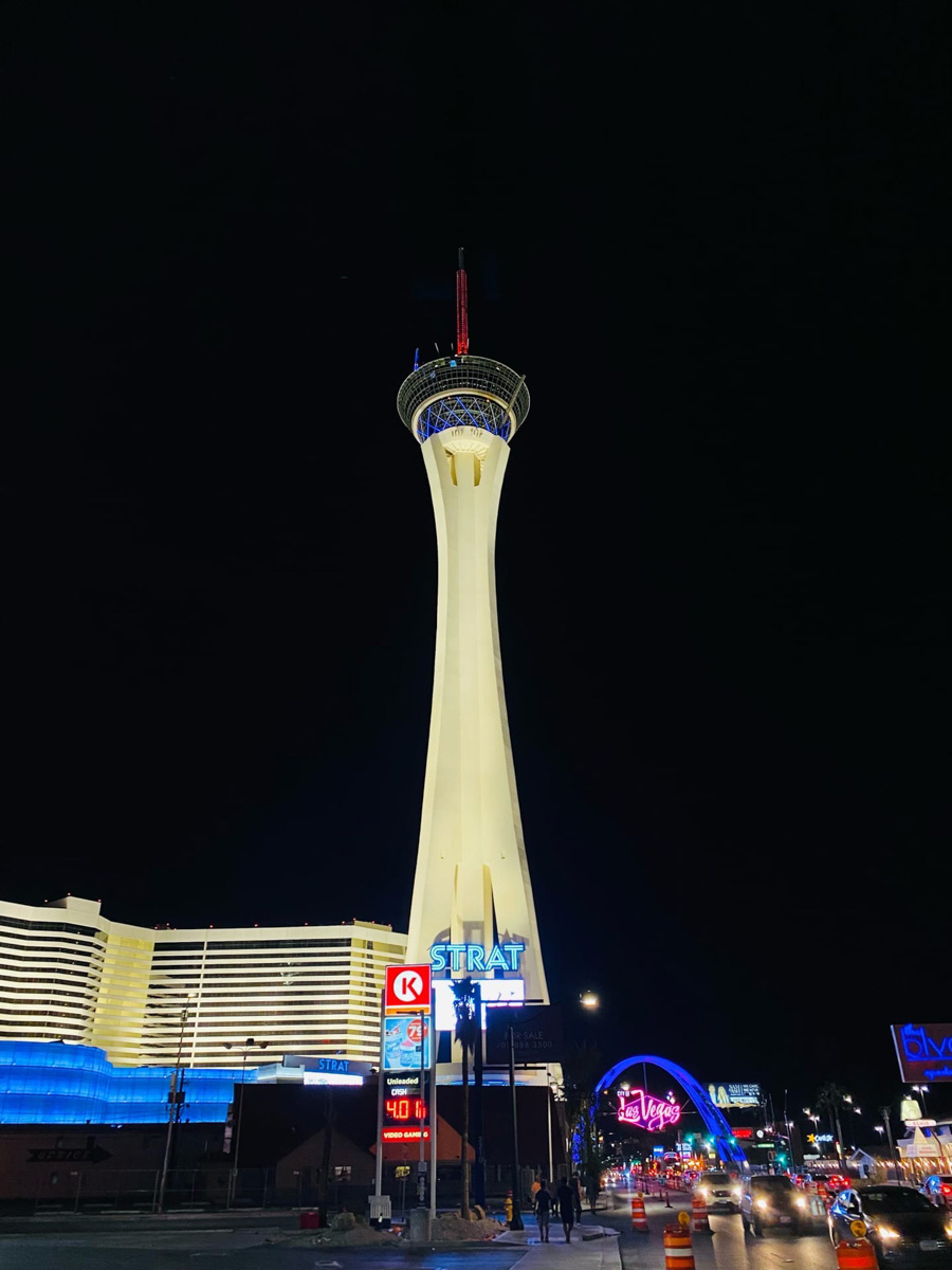 Если жених и невеста прекрасно понимают друг друга, совместными усилиями создается уникальное свадебное мероприятие. Например, путешествие по Америке с росписью в звездной «A Little White Chapel» или элегантная церемония на берегу озера Комо в Италии.