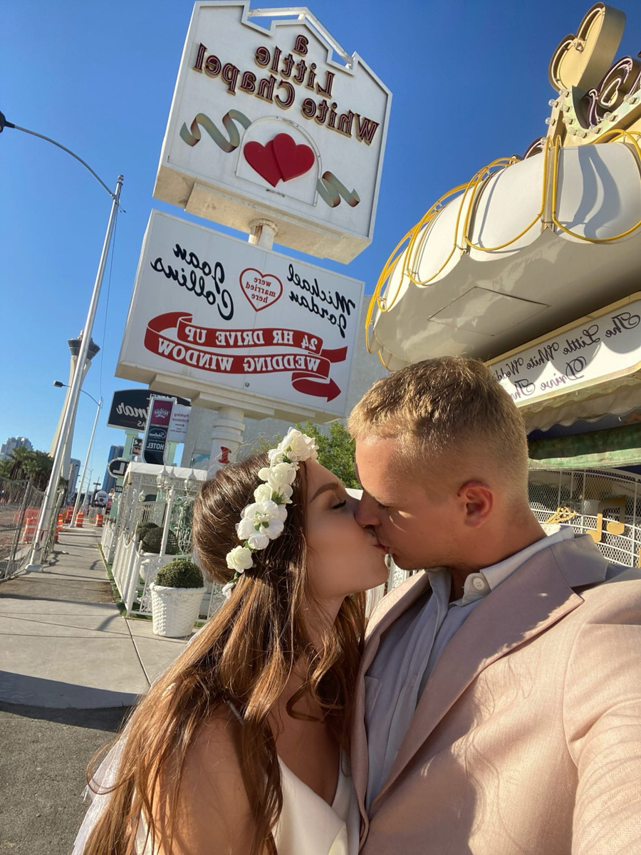 Если жених и невеста прекрасно понимают друг друга, совместными усилиями создается уникальное свадебное мероприятие. Например, путешествие по Америке с росписью в звездной «A Little White Chapel» или элегантная церемония на берегу озера Комо в Италии.