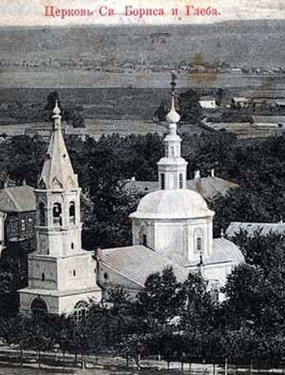 Всем владимирцам знаком парк «Липки» рядом с Соборной площадью. А вот многие ли горожане догадываются о том, что напротив Исторического музея раньше стоял храм Бориса и Глеба? О церкви-призраке для «Ключ-Медиа» поведала экскурсовод Татьяна Быкова.