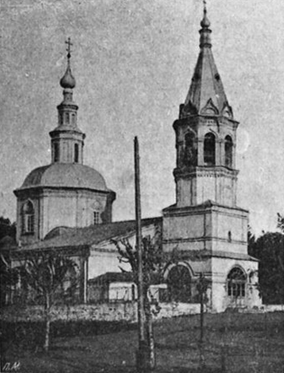 Всем владимирцам знаком парк «Липки» рядом с Соборной площадью. А вот многие ли горожане догадываются о том, что напротив Исторического музея раньше стоял храм Бориса и Глеба? О церкви-призраке для «Ключ-Медиа» поведала экскурсовод Татьяна Быкова.