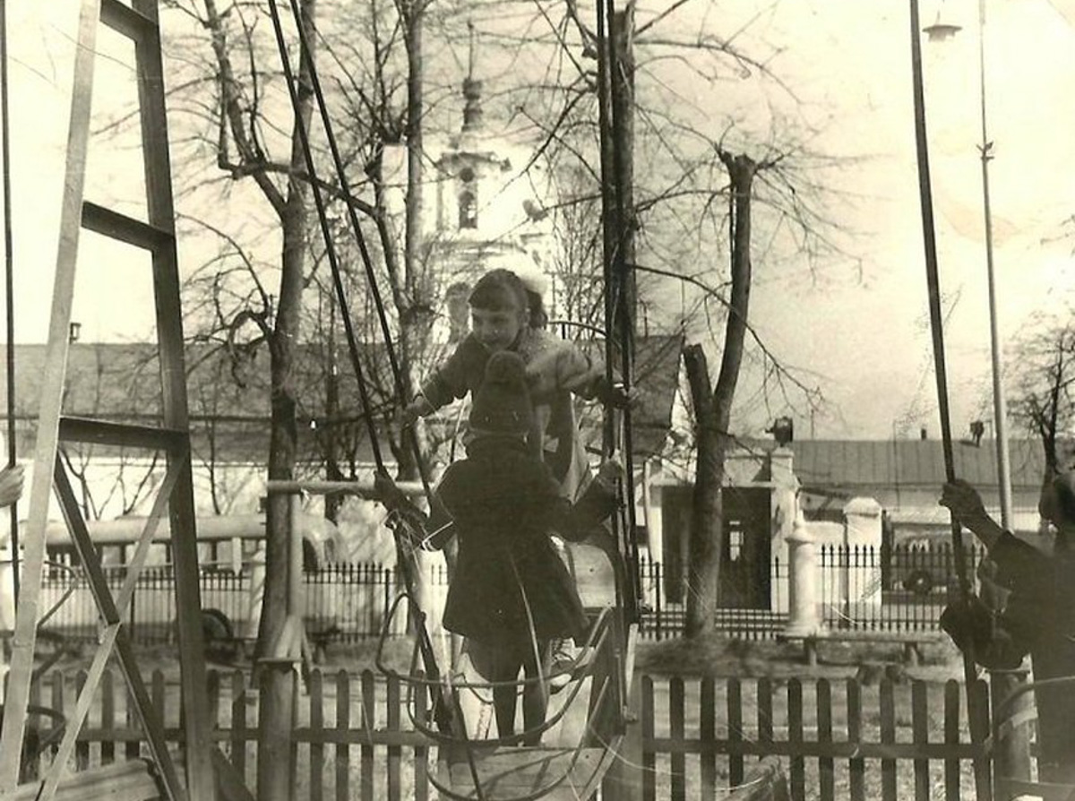 Всем владимирцам знаком парк «Липки» рядом с Соборной площадью. А вот многие ли горожане догадываются о том, что напротив Исторического музея раньше стоял храм Бориса и Глеба? О церкви-призраке для «Ключ-Медиа» поведала экскурсовод Татьяна Быкова.